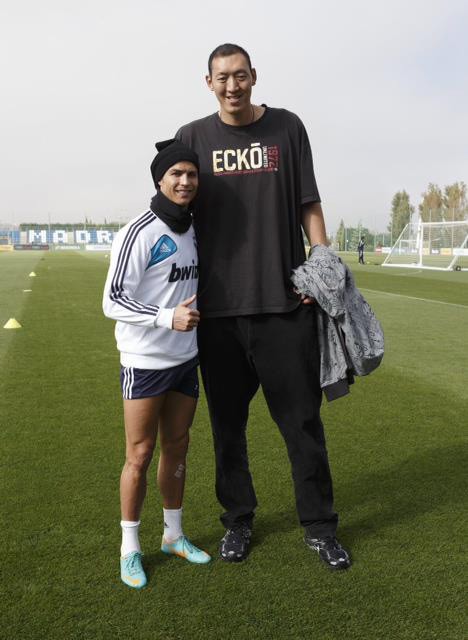 Ronaldo cao 1m86 đứng bên cạnh Sun Mingming cao hơn anh tới nửa mét.